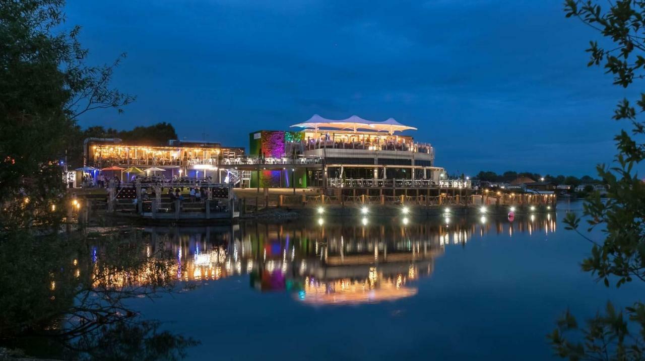 The Salsa Attractive Accomodation At Tattershall Lakes Bagian luar foto